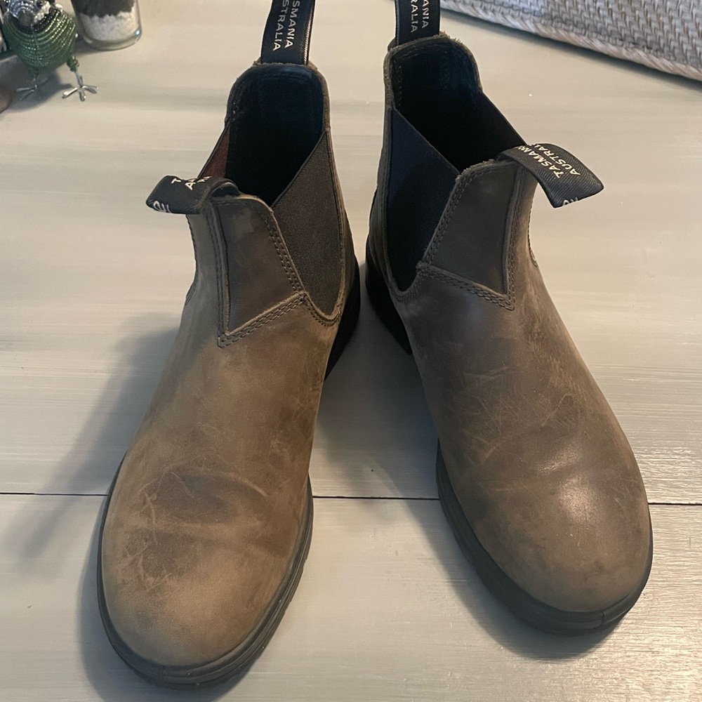 Size 8 Woman’s Blundstone boots color olive 🫒